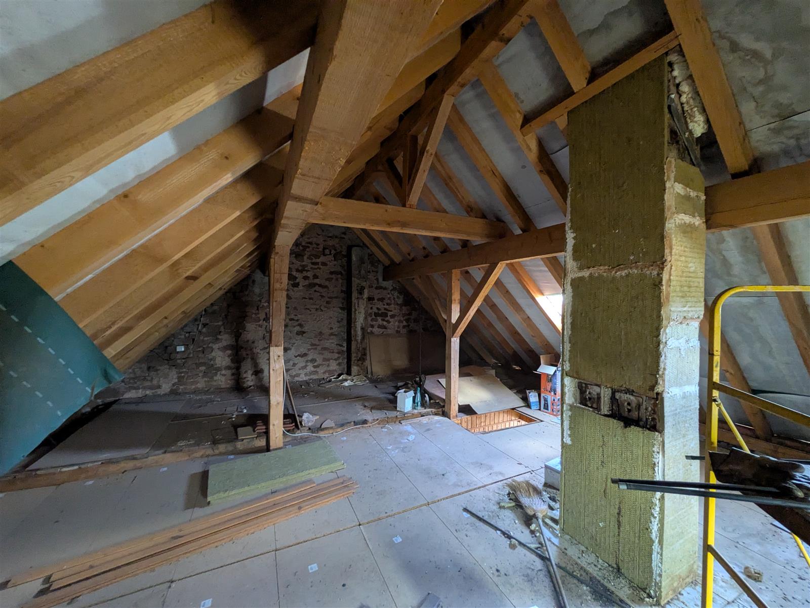 Combles et charpente en bois visités sur un chantier