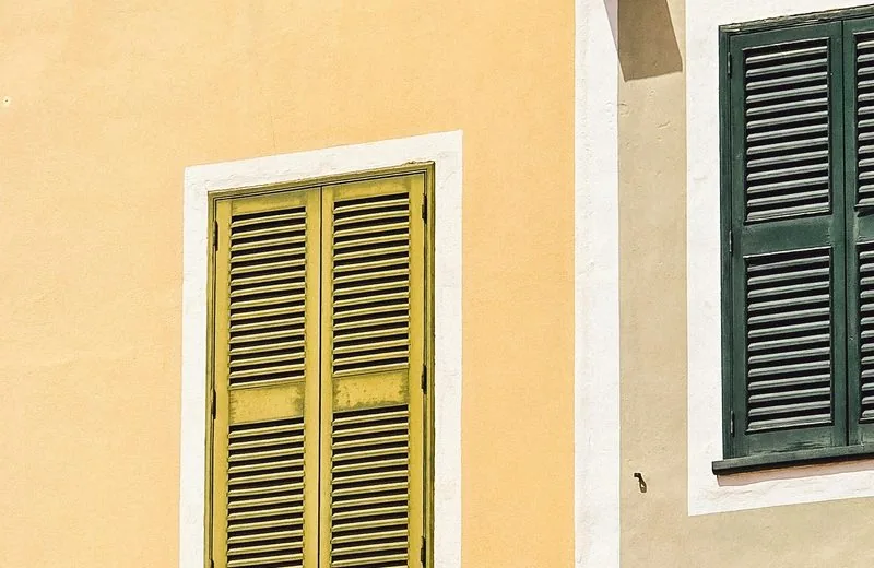 Façade ravalée aux couleurs vives