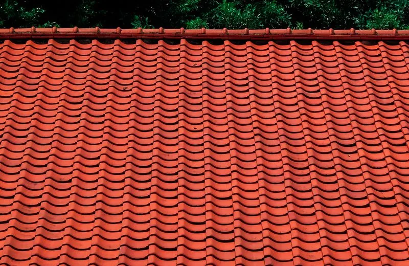 Toiture en tuiles propres après nettoyage