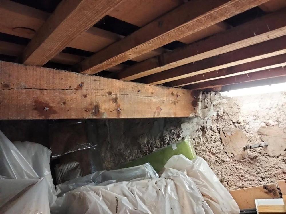 Chantier de traitement du bois protégé par des bâches, réseau Artihome