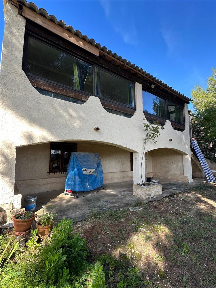 Façade d'une maison pendant l'application d'un hydrofuge coloré