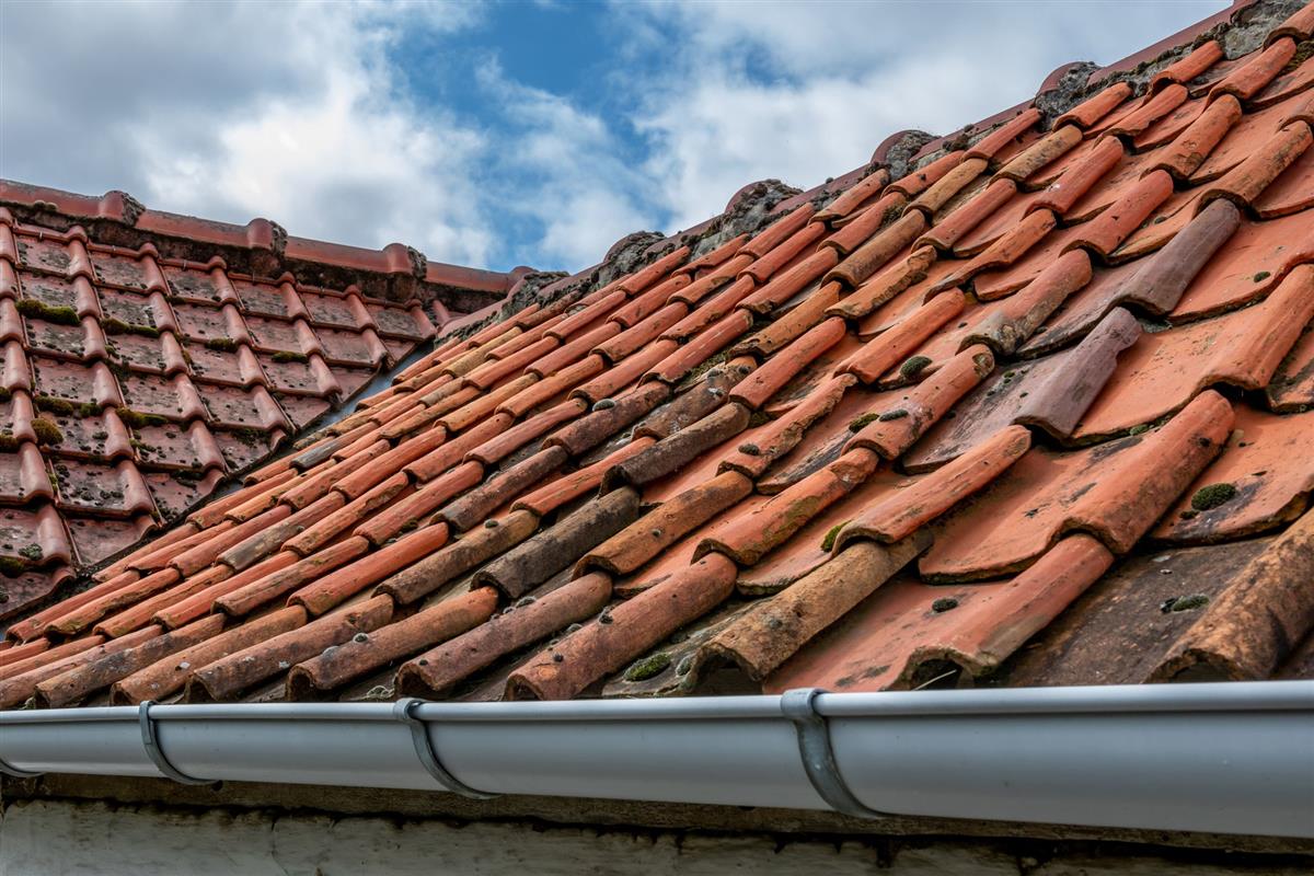 Gouttière et zinguerie d'une toiture en tuiles